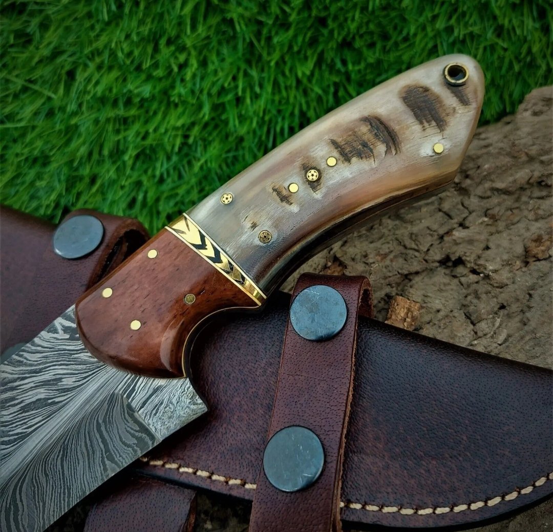 OScreaterz's tweet photo. Custom Handmade Damascus Steel Feather Pattern Tactical Hunting Knife  #knife #forge #Steve #knifeshop #dailylook #outdoors #knifemaker #knifecollection #knifesalesdaily #Japaneseknife #knifeporn #French #everydaycarry #gift
#handmadeknife #blades #etsyshop #knifecommunity https://t.co/BtuukiJieR