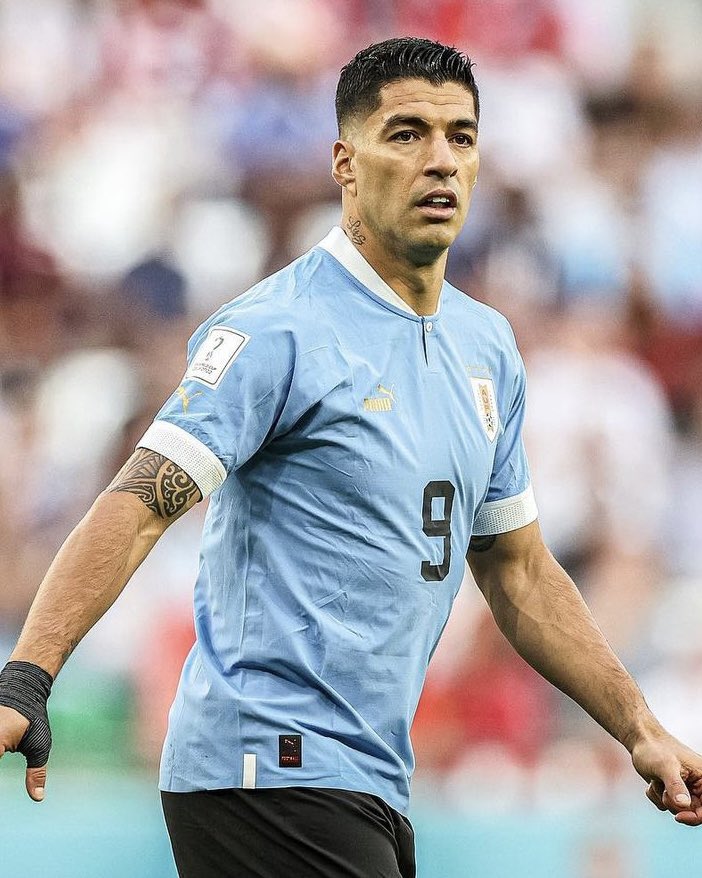Gracias <a href="/LuisSuarez9/">Luis Suárez</a> por habernos dado tanto, durante tantos años con la celeste de <a href="/Uruguay/">Selección Uruguaya</a> 🇺🇾

Eternamente agradecidos por tu compromiso y calidad 👏🏼

📸: <a href="/Uruguay/">Selección Uruguaya</a> 

#NacionalEsUruguay 
#ElClubGigante 🔵⚪️🔴