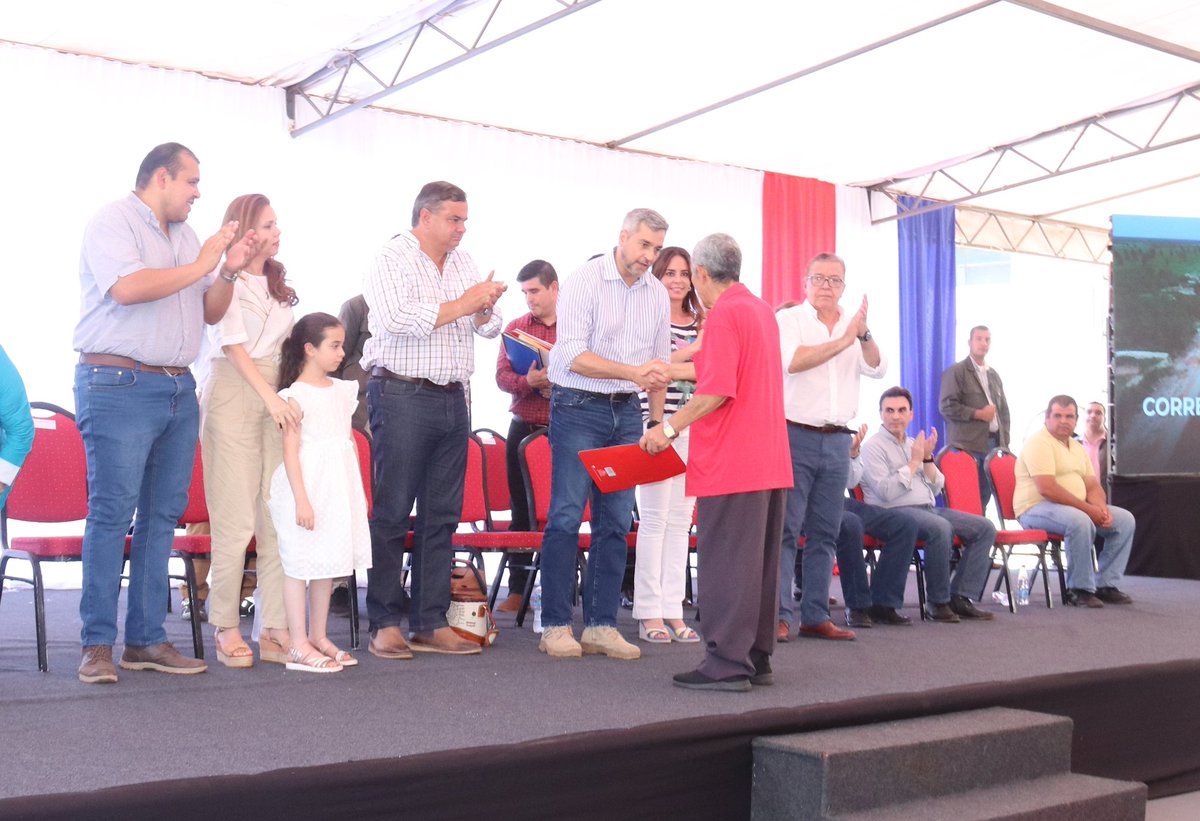 DiffusionOn's tweet photo. 🙌🏠 #Histórico El presidente @MaritoAbdo junto con el director de Yacyretá @NicanorDF hicieron entrega de constancias notariales de tramitación de escrituras públicas de transferencias definitivas de 1.070 viviendas, a título gratuito, del barrio “Mil Viviendas”, en Ayolas. https://t.co/5V77oc50G4