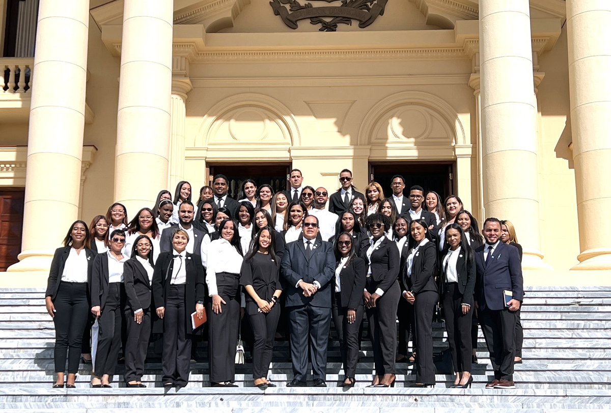 ElicFernandez's tweet photo. Visita al Palacio Nacional en el marco de la Clausura CURSO DE PROTOCOLO Y CEREMONIAL DE ESTADO organizado por la Escuela de Relaciones Internacionales de UNICARIBE.  
#UniCaribeRRII
#DiplomaciaProactiva @UnicaribeOnline @ElicFernandez @mberiguete @ZoraimaCuello https://t.co/FgCyIi7be7