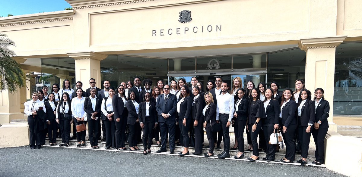 ElicFernandez's tweet photo. Visita al Palacio Nacional en el marco de la Clausura CURSO DE PROTOCOLO Y CEREMONIAL DE ESTADO organizado por la Escuela de Relaciones Internacionales de UNICARIBE.  
#UniCaribeRRII
#DiplomaciaProactiva @UnicaribeOnline @ElicFernandez @mberiguete @ZoraimaCuello https://t.co/FgCyIi7be7