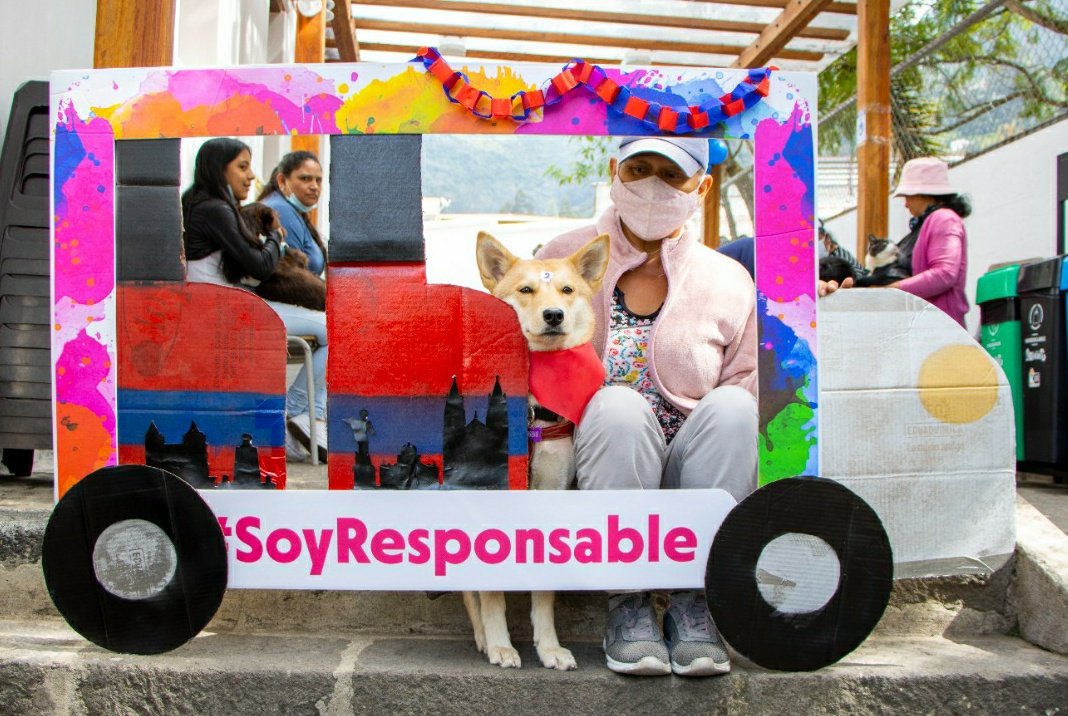 💙♥️💙 Nuestros usuarios del CAVRAT ubicado en 📍Los Chillos se subieron a la Chiva quiteña 🥁🃏 para decirte que seas un tutor responsable y esterilices a tu animal de compañía. 
🎊¿Tu ya te subiste? 🥳

#QueVivaQuito2022
#FiestasDeQuito2022