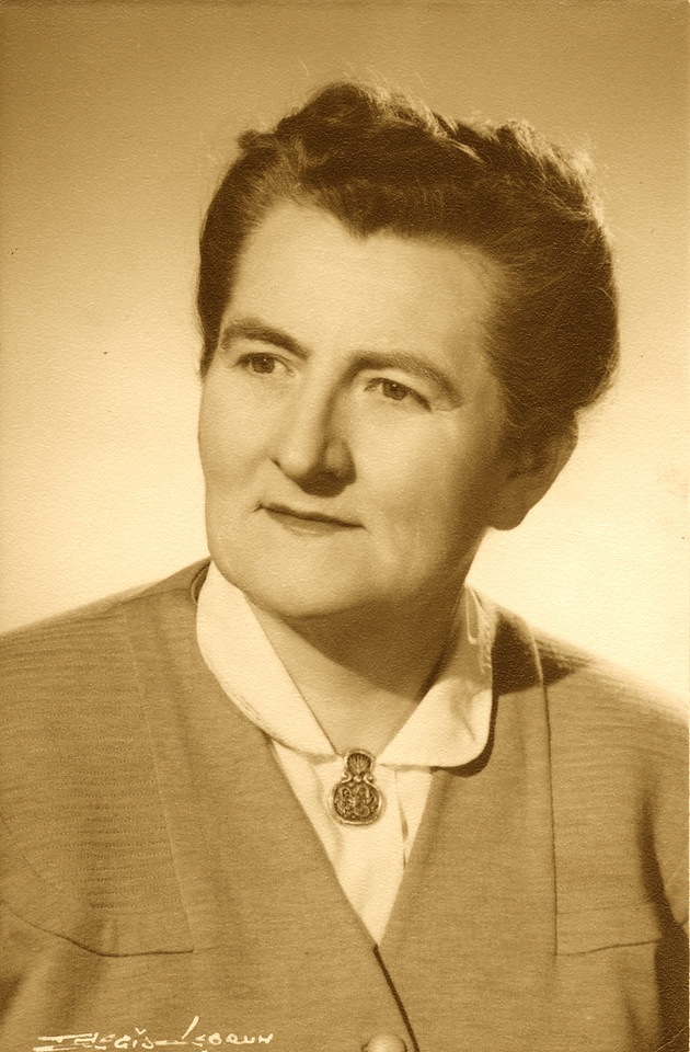 paroles_la's tweet photo. 1944. Paris. Perquisition de la Gestapo. Qui emporte toute sa documentation : adieu la thèse si durement préparée... Mais l'agrégée en a vu d'autres. Otage condamnée à mort à 15 ans en 1914, déportée, elle résiste depuis 1940 et sera des combats pour libérer Paris! Jeanne Chaton. https://t.co/za2tQnRLe6