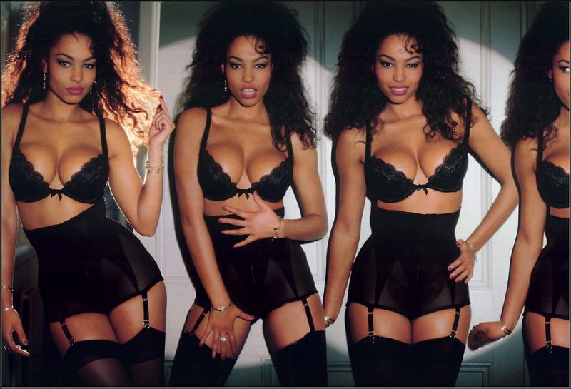 StephenCurl8's tweet photo. #jamesbond @GoddessSinclair should have been a Bond Girl https://t.co/uv7esLWhJi