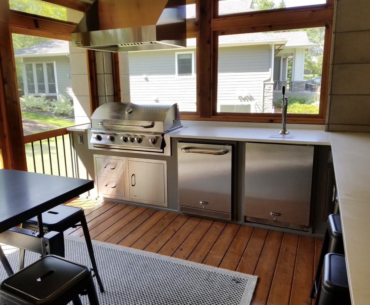 A screened-in kitchen lets you cook outdoors without dealing with the elements, which is perfect for Minnesota’s unpredictable weather! #outdoorkitchen #landscapingcompany https://t.co/cshNKkW1qh
