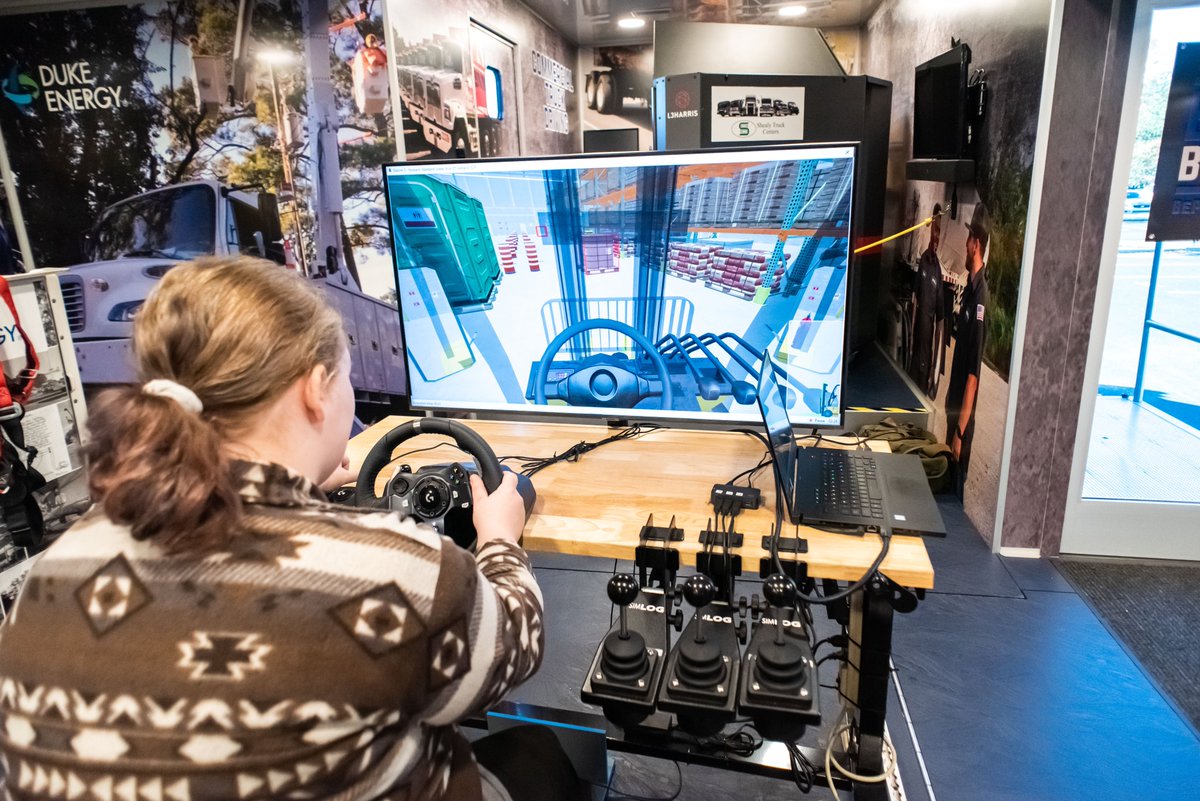 The value of @Cteindd2 was shown with students having hands-on opportunities to try in-demand careers that don’t require college! #DD2Strong

@arhsswampfox hosted <a href="/beprobeproud_sc/">Be Pro Be Proud SC</a>’s truck with career simulations:
⚙️Welding
⚙️Manufacturing
⚙️Diesel tech
⚙️Heavy equipment operation