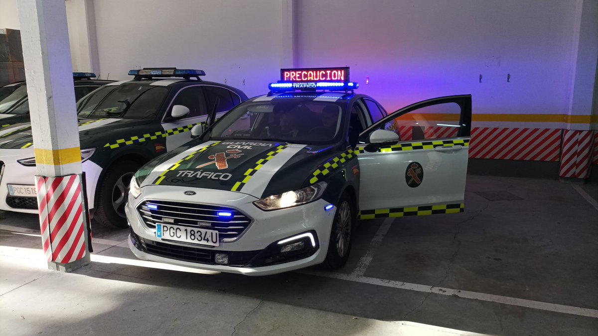 Coruna112's tweet image. Muy provechosa la visita gracias al bueno de @TeixeiraHector al Sector de Tráfico de Galicia y el destacamento de Coruña. 

Muchas gracias! 

#GuardiaCivil #atgc #sentidiño