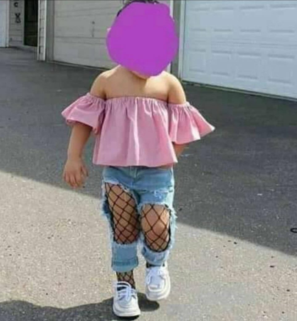 للأسف الشديد ، أن "بعض الأمهات" هن السبب في فساد بناتهن.
فمن تربي ابنتها على هذه الملابس الشبيهة بملابس الراقصات وعارضات الأزياء ماذا تتوقع أن تكون أبنتها إذا كبرت؟!
#التيك_توك #السناب