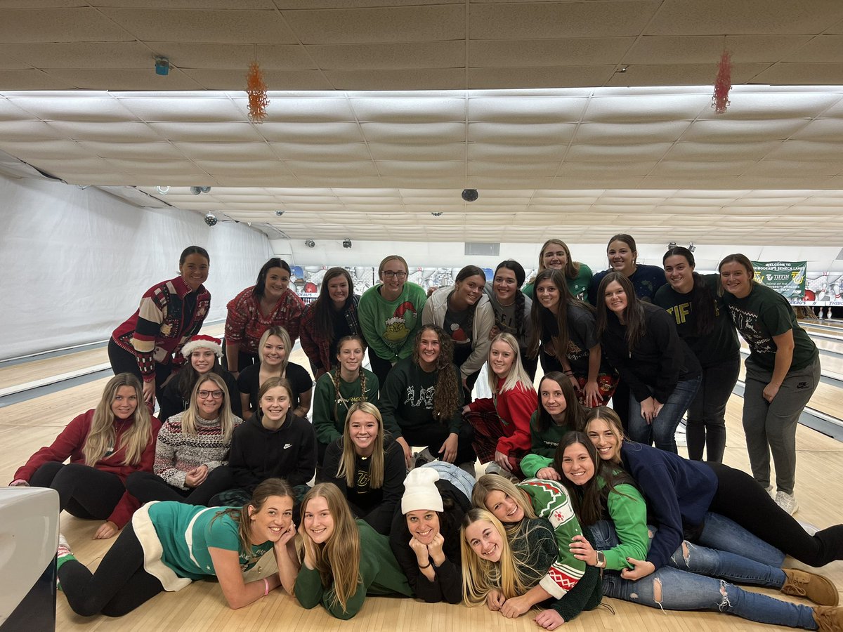 Paige_McMenemy's tweet photo. Christmas bowling party 🎉🎳 fun afternoon with the team! @TiffinUSoftball 💚 https://t.co/uYnis91XW9