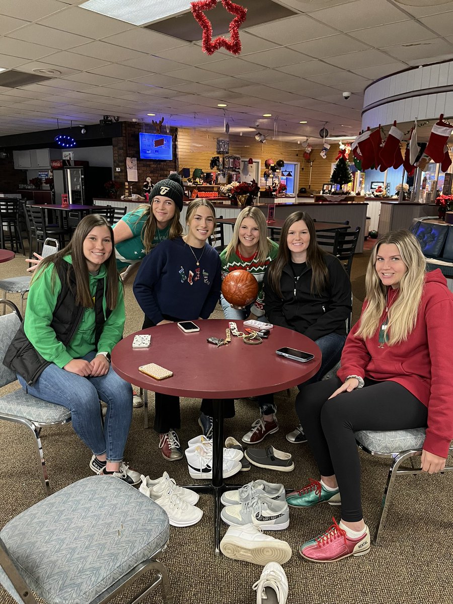 Paige_McMenemy's tweet photo. Christmas bowling party 🎉🎳 fun afternoon with the team! @TiffinUSoftball 💚 https://t.co/uYnis91XW9