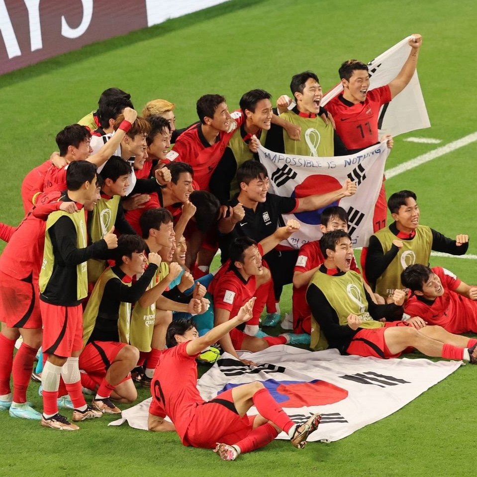 NormTheRef's tweet photo. Korea did it! They beat Portugal in injury-added time.

Il commence à avoir pas mal d'équipes Cendrillon dans cette round des 16: l'Australie, le Japon et maintenant, la Corée. #NormPool https://t.co/2Uay4wZIs8