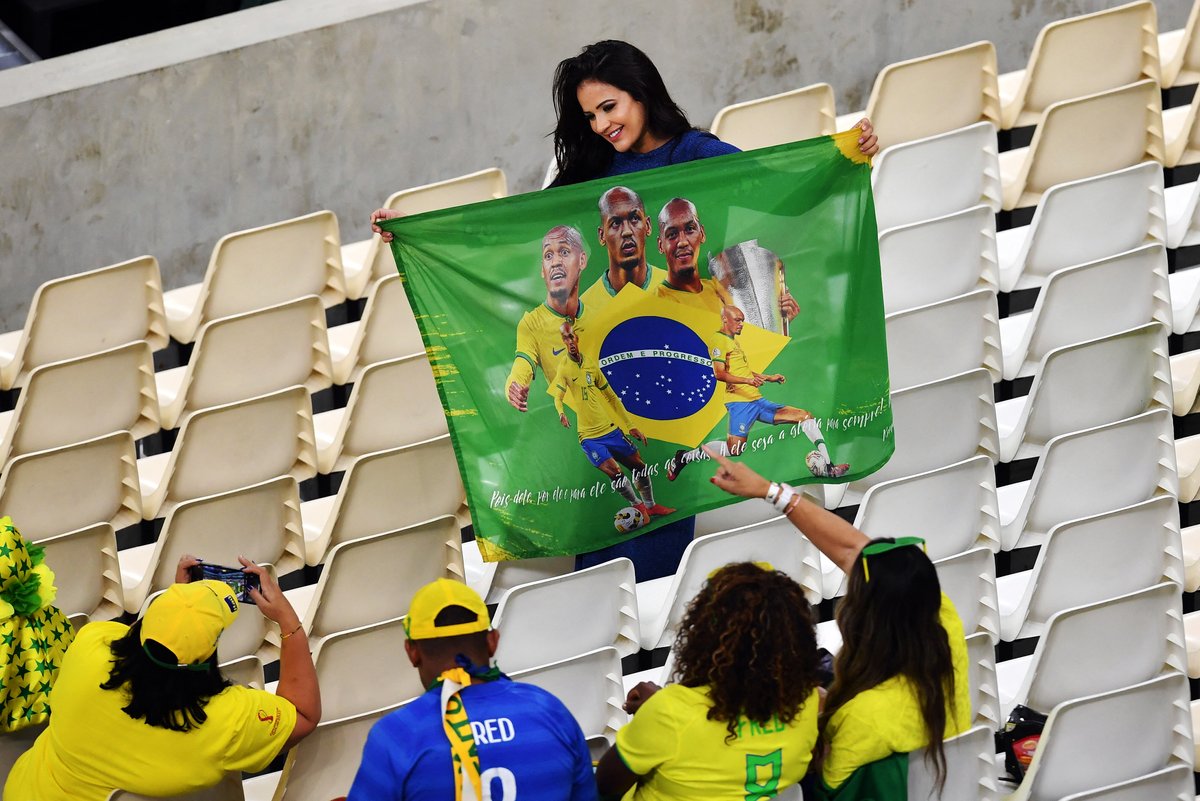 Escalado por Tite, Fabinho tem uma torcida especial contra Camarões com direito a bandeira personalizada do Brasil 🇧🇷x🇨🇲 #genacopa