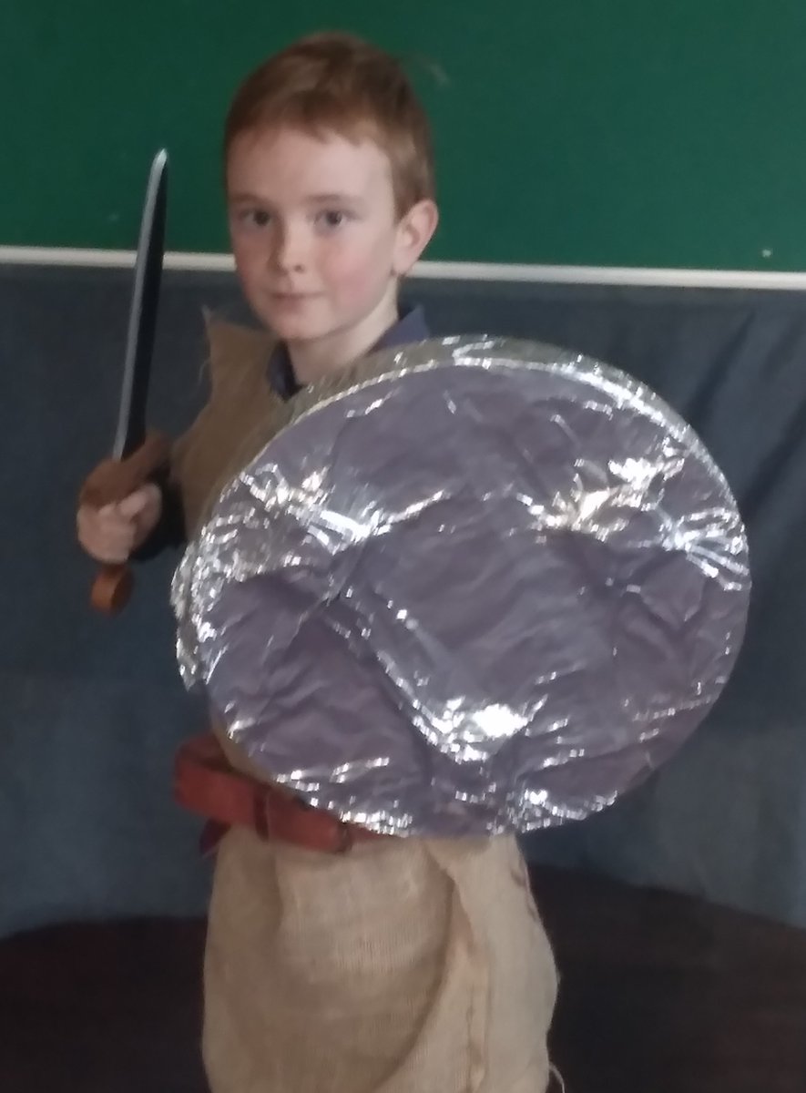 MsSchutteHBNS's tweet image. We had a very busy #historyweek2022  in Rang a 3! We learned a lot from our Guest Speaker; examining an old coin collection and creating a Time Capsule.