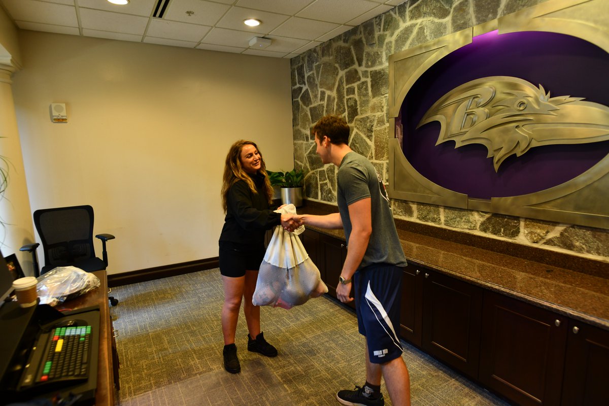 FBDiplomats's tweet photo. Last Summer, our team received these footballs from the Baltimore @Ravens. This week, we delivered them along with tons of essential food, housing, and medical supplies to the Ukrainian Ministry of Youth and Sport to aid humanitarian efforts in the country. #FootballsForFreedom https://t.co/OlZsLMDinc