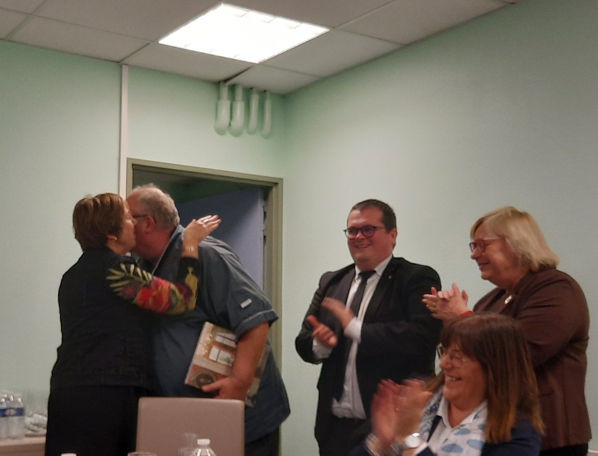 MarieCieters's tweet photo. Av mes collègues @Patrick_Valois @Gr_Bartholomeus Christine Decodts, nous avons eu la chance d'être invités à la table du 👨🍳 chef de cuisine du collège guilleminot #Dunkerque @departement59 avant son départ en retraite prévu en 2023
👏 Un restaurant 3 étoiles ⭐️⭐️⭐️ #approlocal https://t.co/lj63vrK82O