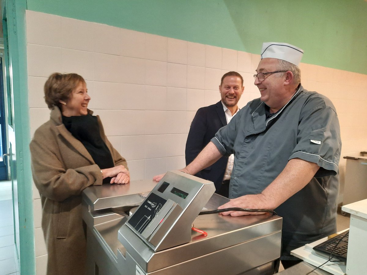 MarieCieters's tweet photo. Av mes collègues @Patrick_Valois @Gr_Bartholomeus Christine Decodts, nous avons eu la chance d'être invités à la table du 👨🍳 chef de cuisine du collège guilleminot #Dunkerque @departement59 avant son départ en retraite prévu en 2023
👏 Un restaurant 3 étoiles ⭐️⭐️⭐️ #approlocal https://t.co/lj63vrK82O