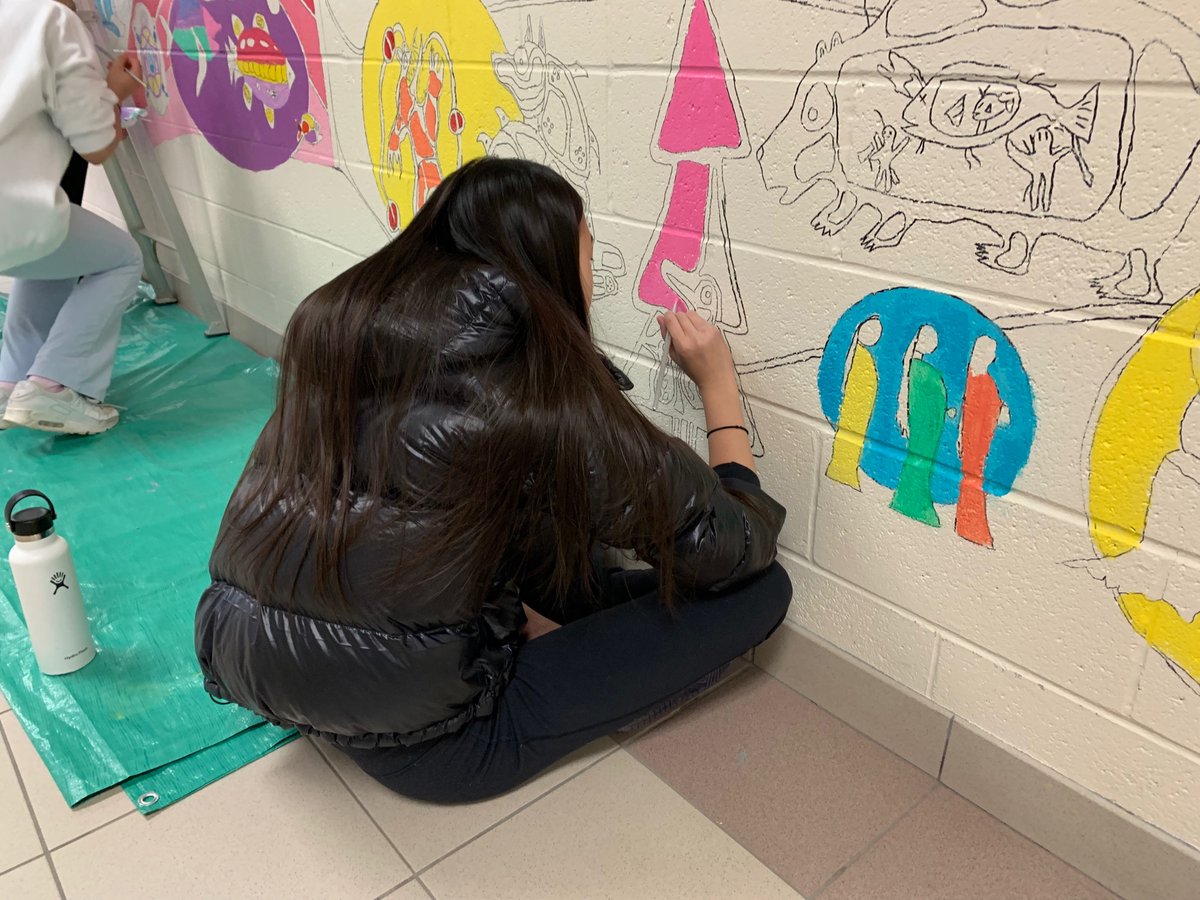 Ahsennase's tweet photo. Getting it done at @RedstonePS in @YRDSB @YRDSBArts 

Two weeks (classes) to go!
Will we make it?

Love these students, they’re showing a great deal of care &amp; mindfulness with the task at hand. 

Heard interesting conversations about “lo-fi” 🤔

#yrdsb_fnmi https://t.co/Y8wgbycYmW
