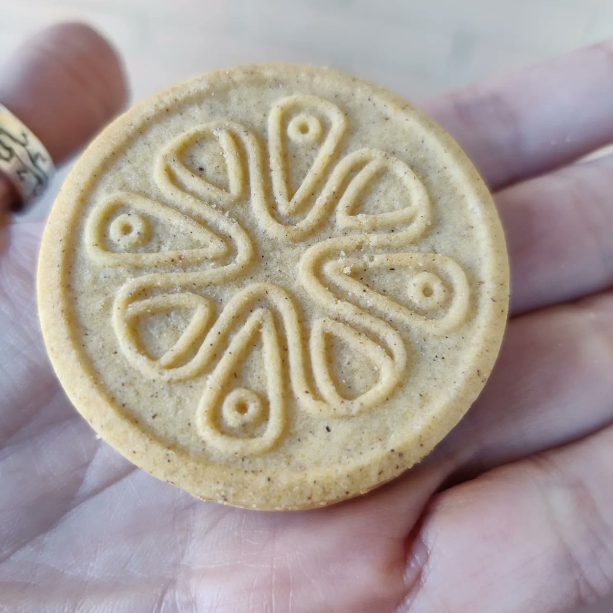 Orgulloceliaco's tweet photo. 🍪Qué merendamos hoy?

Compramos estas galletas tipo oreo rellenas de vainilla en @alcampo
y.... Mmm😋, qué ricas!

Son Coppenrath, una marca alemana  con gama de productos #singluten y #sinlactosa 

Tienen textura crujiente y también podéis encontrarlas en versión galleta negra. https://t.co/HtNmPucQHU