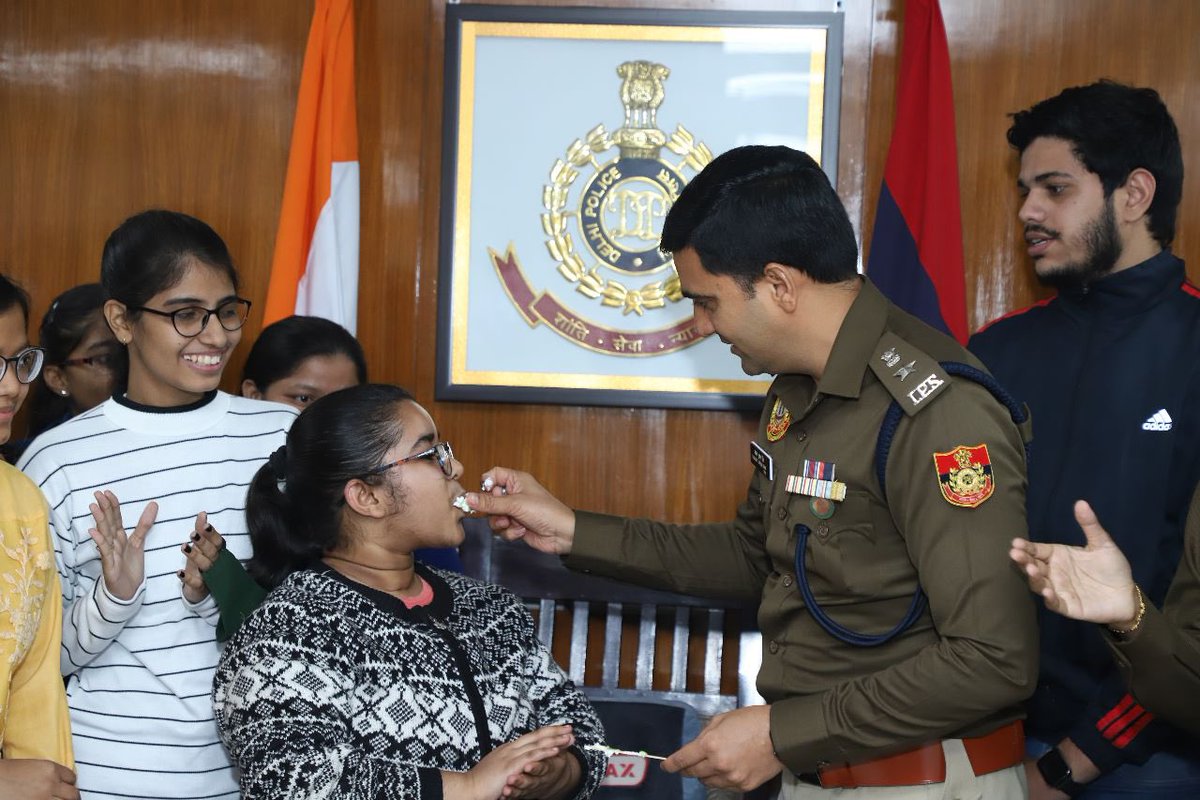 SanjaySainIPS's tweet image. Children and senior citizens of my district came down to the office to wish me on my birthday. This overwhelming feeling is beyond words and I do not know what I did to deserve this love and adulation. 

बस एक खाकी है जो लोगों के दिलों में आपको घर करने का मौक़ा देती है।
#khaki