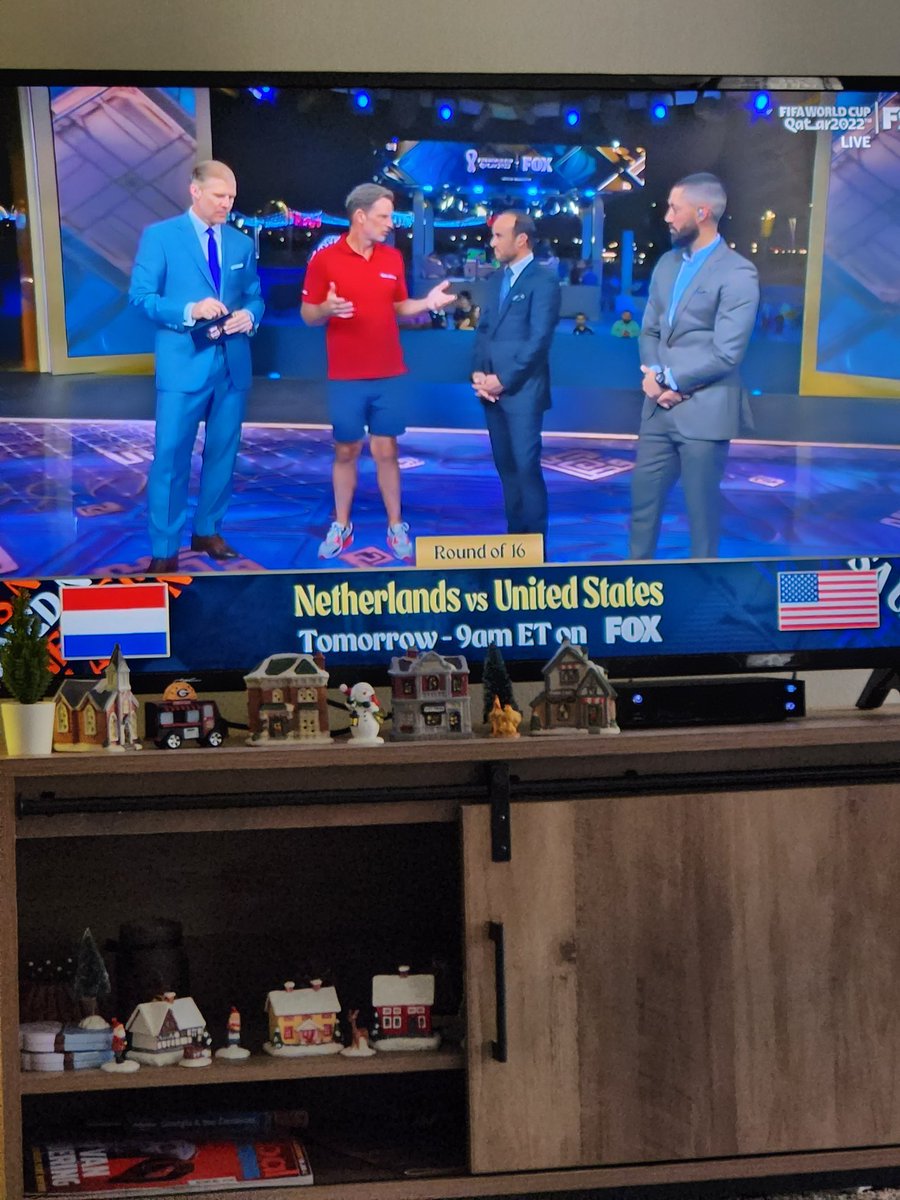 tomteselle's tweet photo. #Donovan #dempsy #lalas netjes in Pak op tv ..#deboer komt aankakken in ze korte broek en #QatarWorldCup2022 polo ..beetje plank mis staan..#nederlandselftal #Nederland #nedusa #netusa https://t.co/n1AG65Htq0