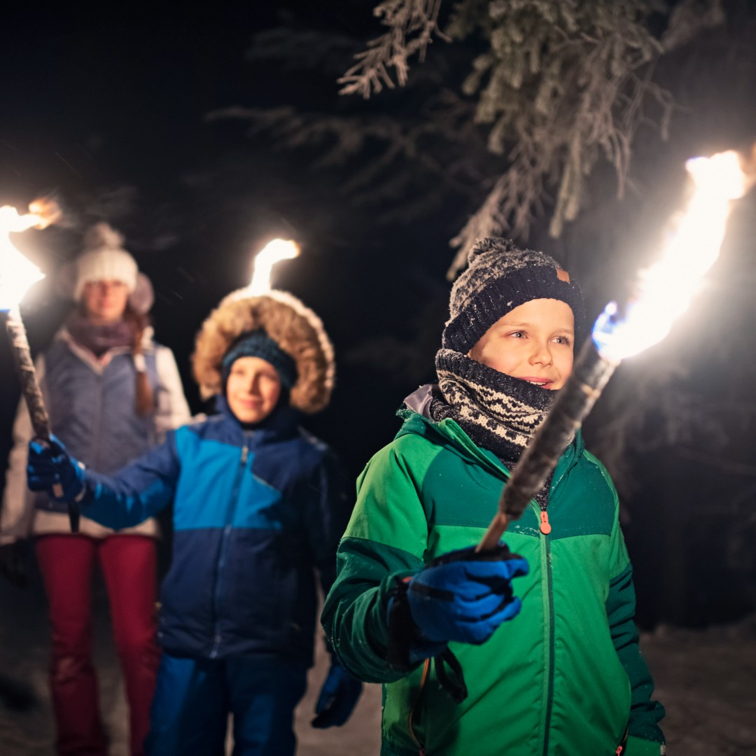 Kleed je warm aan, trek je wandelschoenen aan en geniet van de frisse avondlucht en heerlijke avondwandeling door Het Hoge Bergse Bos tijdens de Fakkeltocht! Met je deelname aan de fakkeltocht combineer je bewegen, lekker eten en een wandel avontuur. 

✅ Vr. 9, 16 of 23 december