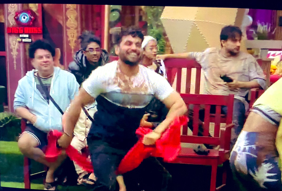 BiggBoss_Tak's tweet photo. Retweet 🔃  If Shiv Thakare entertained you the most in the kichad task #BiggBoss16 https://t.co/6NMHrRGJre