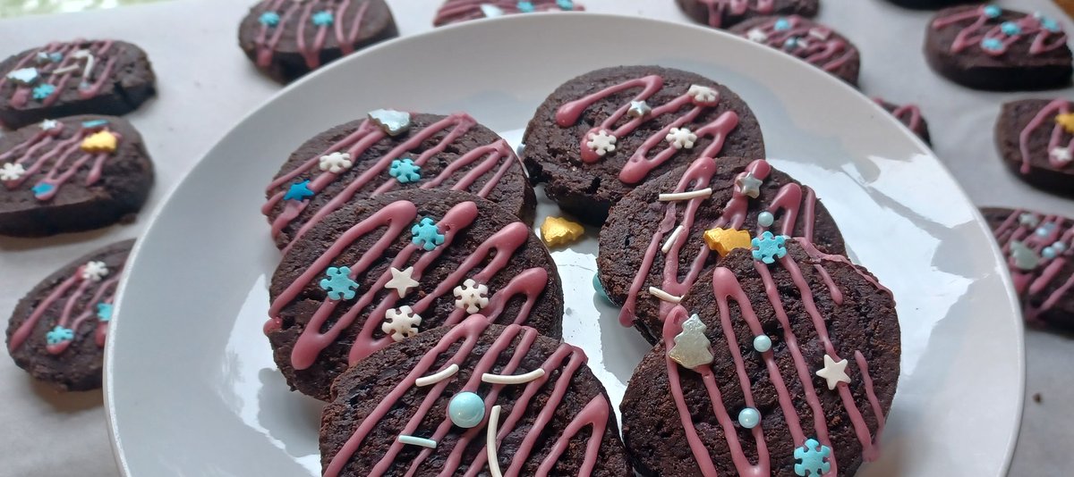 GrownCreations's tweet photo. 90mg each 
Chocolate &amp; Roasted Organic Cherry Pinwheels 🍒❄️ https://t.co/wfGqMo92Y3