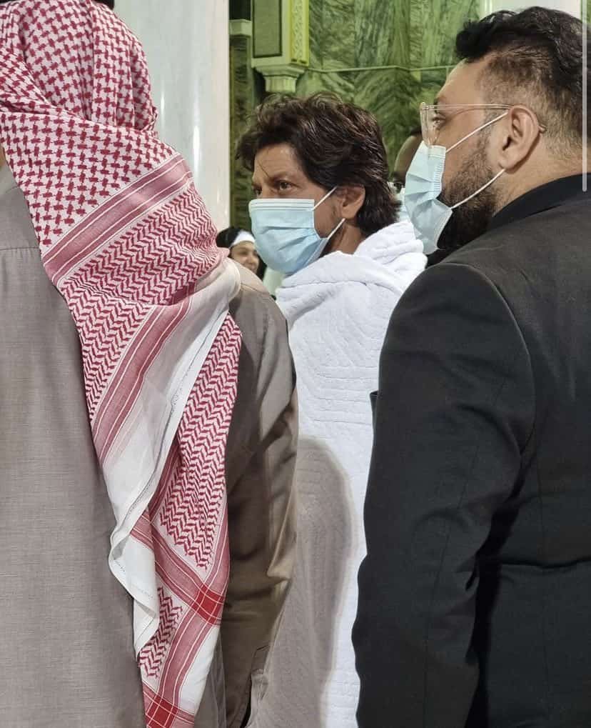Isar_alig's tweet photo. Bollywood Versatile Actor Shah Rukh Khan Performed 
Umrah 
#SRK https://t.co/tTK801f2aA