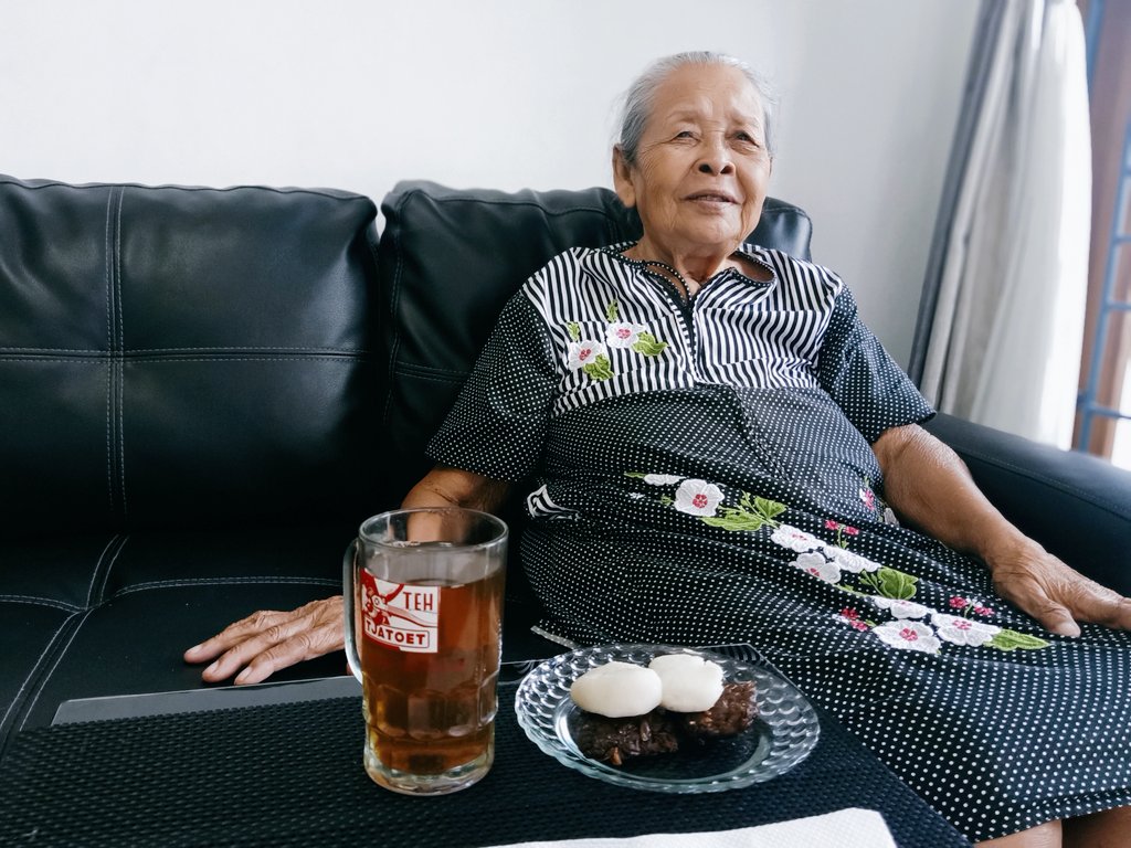 toniheru's tweet photo. Inalilahi wainailaihi raji'un. 
Mohon dimaafkan segala salah dan khilaf dari almarhumah Ibu Hj. Djumirah Suharti binti Samsuhadi selama hidupnya.
Mohon doanya semoga almarhumah Ibu Hj. Djumirah Suharti husnul khatimah.
Selamat jalan ibu, salam untuk bapak, mas Dedy dan simbah ❤️ https://t.co/G58DqwJuM5