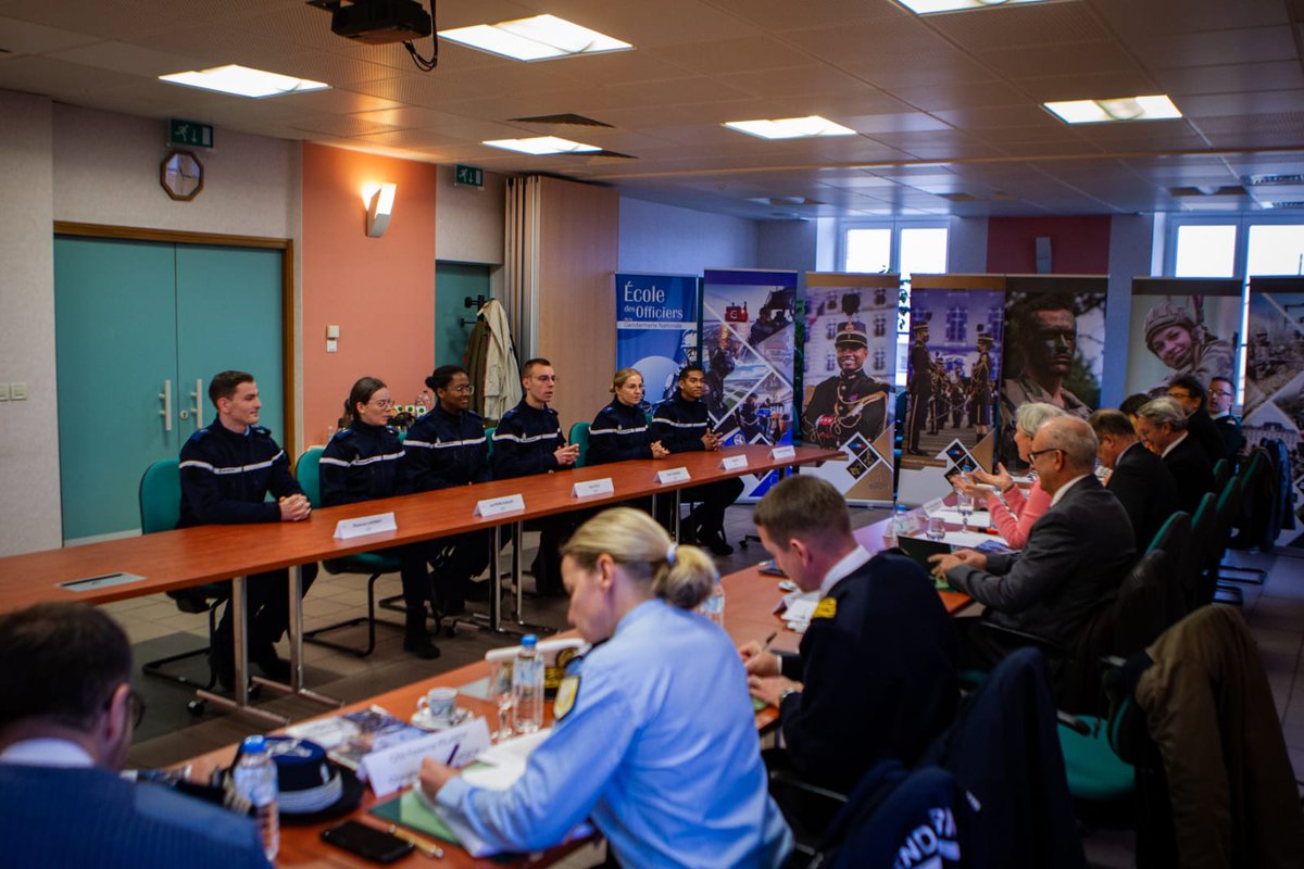 c1_eogn's tweet photo. Connaissez-vous le Haut comité d’évaluation de la condition militaire #HCECM ?
➡️ Reçu à l’#EOGN par élèves et cadres pour le prochain rapport 2023: "Les officiers": motivations, parcours de carrière, attractivité, condition... 🤝
@cfm_gendarmerie
@CFM_Terre https://t.co/Vv8hulTaG2