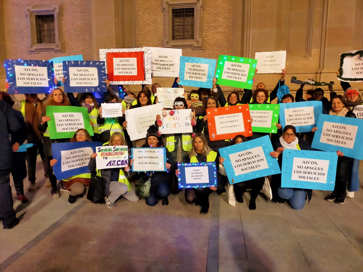 susodomin's tweet photo. Las compas de servicios sociales se concentran en la inauguracion navideña de Azcon contra el actual proceso de estabilización.✊️
A ver si con el encendido de luces se ilumina y alumbra una solución que les permita seguir en sus puestos 🔅🔅🔅 https://t.co/SrYLkZNQGj