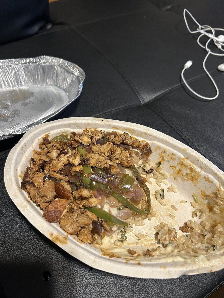 ForbinJohns's tweet photo. I did still eat it but there’s no toppings I ordered and it clearly states the toppings I wanted! @ChipotleTweets any way I can get free burrito? (Side note: this is a prime template for a good bowl) https://t.co/QzMssU5dIJ