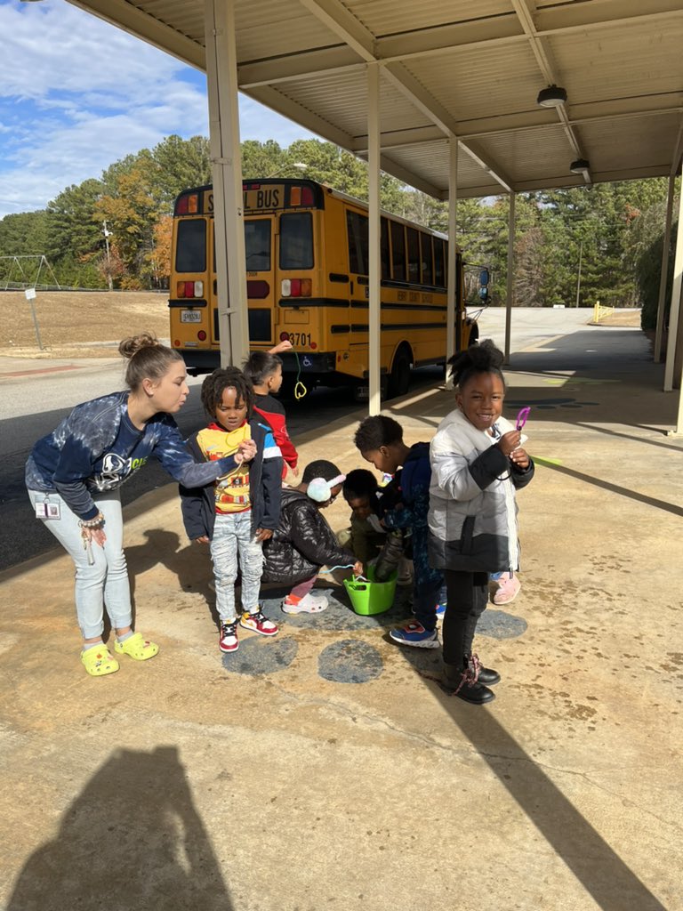 christinapike18's tweet photo. Geometry, Bubbles, and Giggles. Ms. Greene and Ms. Woodard’s class tried different shaped bubble wands to see what shape the bubbles make! #youbelonginhenry #bettertogether #makingmathhandson https://t.co/Qrjh99EyZv