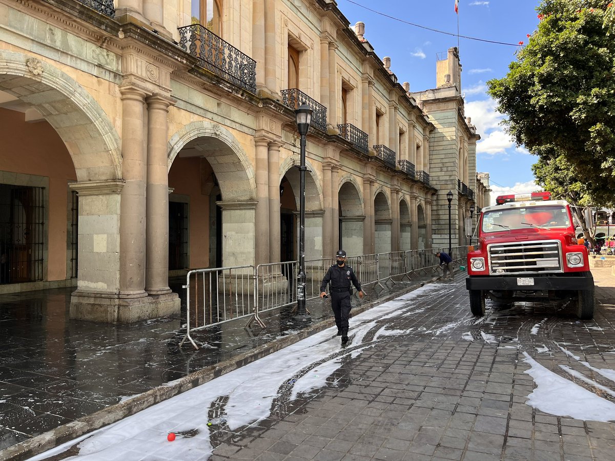 oaxacavial's tweet photo. Después de 12 años el palacio de gobierno tiene un respiro, solo por hoy el zócalo no parece Mercado, solo por hoy hay que disfrutarlo limpio. 
@Bomberos_GobOax hace la labor de limpieza y @Policia_GobOax resguardan el polígono del Zócalo de nuestra #Oaxaca https://t.co/wJFbMn2wdz