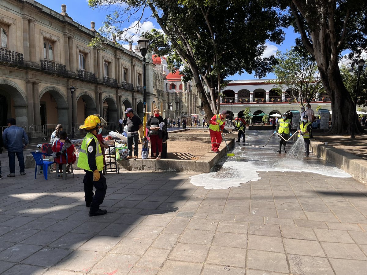oaxacavial's tweet photo. Después de 12 años el palacio de gobierno tiene un respiro, solo por hoy el zócalo no parece Mercado, solo por hoy hay que disfrutarlo limpio. 
@Bomberos_GobOax hace la labor de limpieza y @Policia_GobOax resguardan el polígono del Zócalo de nuestra #Oaxaca https://t.co/wJFbMn2wdz