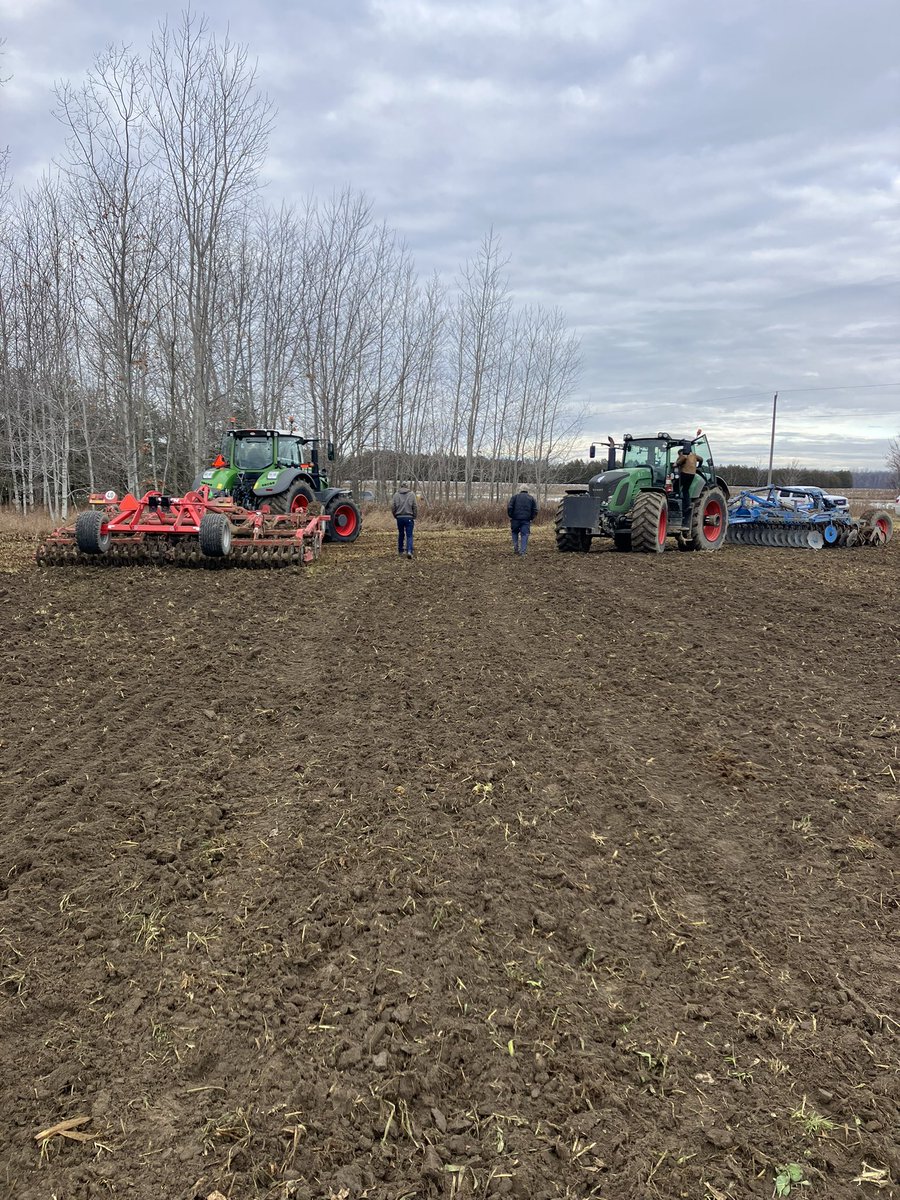Great morning for a side by side comparison, a light frost on oat stubble with a covering of manure. It’s always important to see what the working horizon underneath looks like! #ontag <a href="/HorschOntario/">HORSCH Ontario</a> <a href="/james_vanryswyk/">James VanRyswyk</a> <a href="/jeremycnoble/">Jeremy Noble</a> <a href="/GoorBrent/">Brent Vande Goor</a>