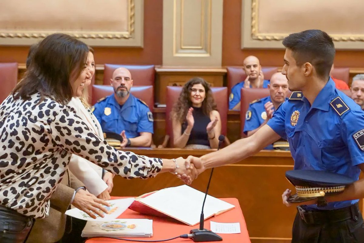 evebruler's tweet image. Con alegría recibimos a los nuevos integrantes del #equipo, que han trabajado duro para formarse y llegar aquí.

Enhorabuena #agentes, nunca olviden lo que significa llevar el uniforme.

#PolicíaLocalSC #Seguridad  #uniforme #esfuerzo #dedicación