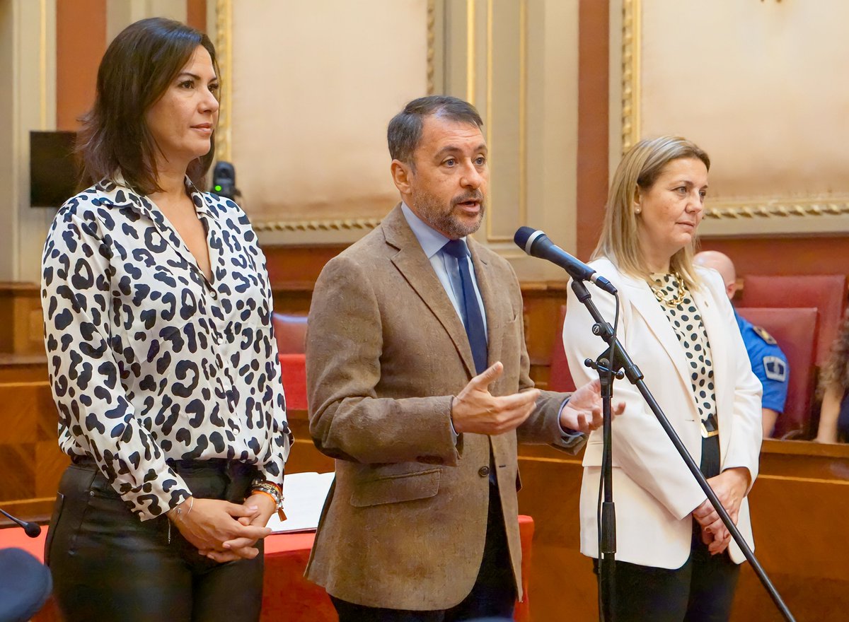 evebruler's tweet image. Con alegría recibimos a los nuevos integrantes del #equipo, que han trabajado duro para formarse y llegar aquí.

Enhorabuena #agentes, nunca olviden lo que significa llevar el uniforme.

#PolicíaLocalSC #Seguridad  #uniforme #esfuerzo #dedicación