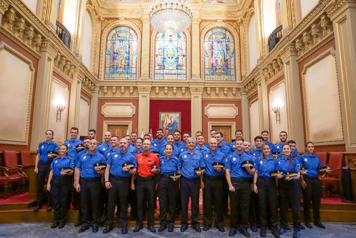 evebruler's tweet image. Con alegría recibimos a los nuevos integrantes del #equipo, que han trabajado duro para formarse y llegar aquí.

Enhorabuena #agentes, nunca olviden lo que significa llevar el uniforme.

#PolicíaLocalSC #Seguridad  #uniforme #esfuerzo #dedicación
