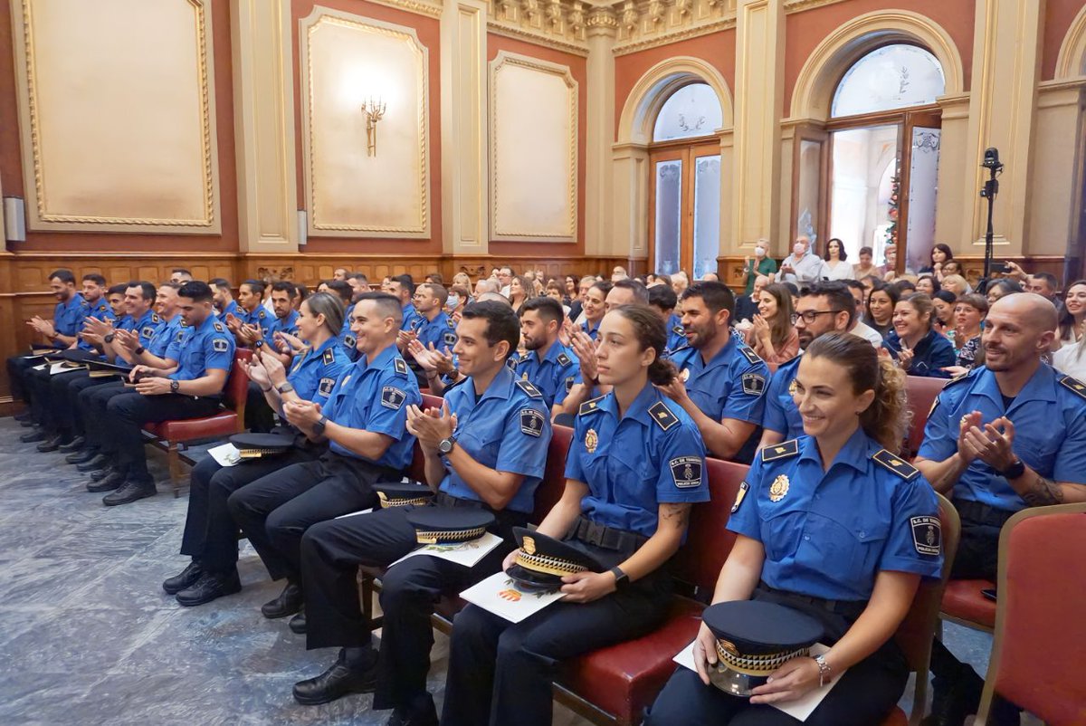 evebruler's tweet image. Con alegría recibimos a los nuevos integrantes del #equipo, que han trabajado duro para formarse y llegar aquí.

Enhorabuena #agentes, nunca olviden lo que significa llevar el uniforme.

#PolicíaLocalSC #Seguridad  #uniforme #esfuerzo #dedicación