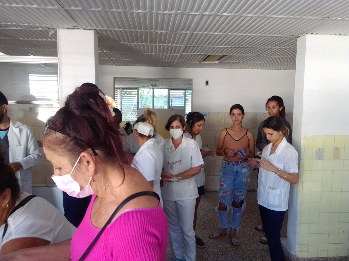 IsnaldoQuesada's tweet photo. Reconocimiento a los Héroes de las batas blancas. ¡Felicidades! Sencillo homenaje de los padrinos a la sala de Neurocirugía. #MatancerosEnVictoria 
#EmconsMatanzas https://t.co/P0LXkPyuVv