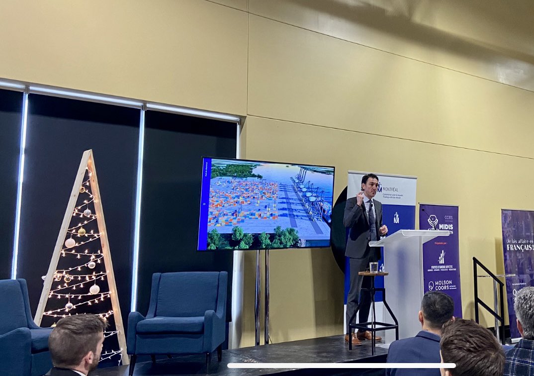 Mel_Nado's tweet photo. Le pdg du #PortMTL devant la Chambre de commerce de la rive-sud pour parler du futur terminal portuaire de Contrecoeur, un pivot stratégique pour le dév. économique. « On veut faire un terminal moderne, électrifié et carbo-neutre, dont les citoyens de la région seront fiers ! » https://t.co/ZsjgXro2wt