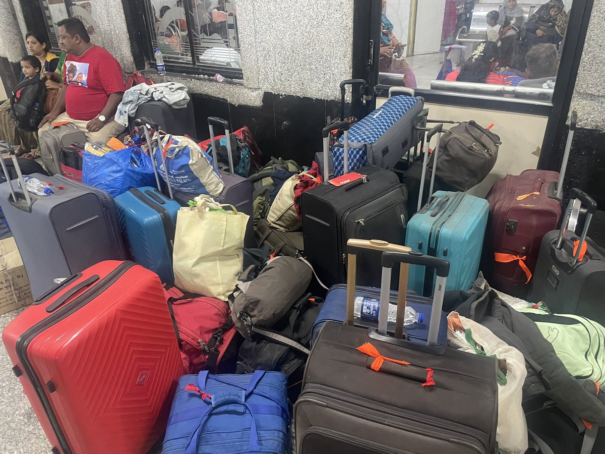 lrsshetty's tweet image. Can you pls confirm in which platform train no 12628 will arrive n Solapur and it’s already late for 1.30 hours .. with lot of laugages waiting to find platform to avoid end moment hurry @RailMinIndia #Karnatakaexpress @IRCTCofficial