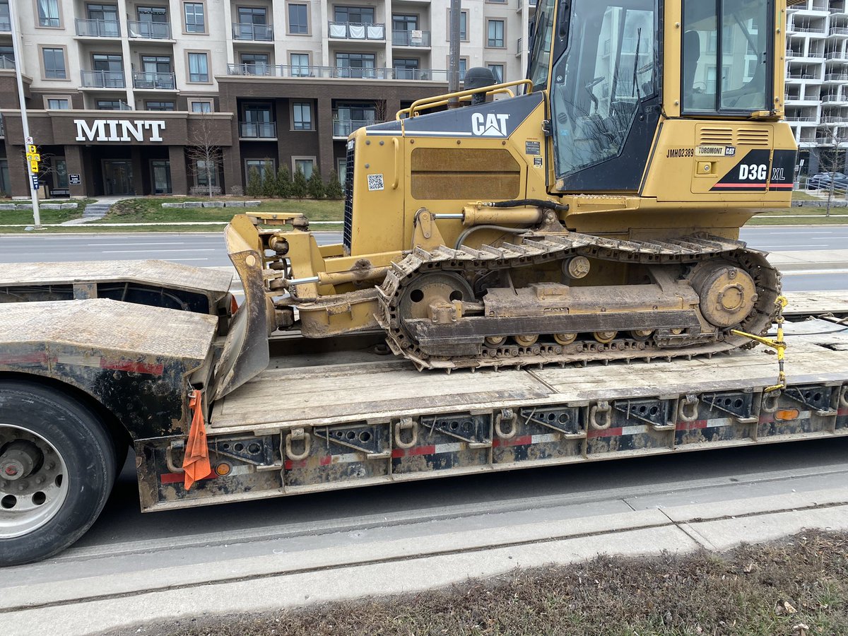 CstTaraso9345's tweet photo. Stopped this truck Bronte/Dundas. Spotted an insecure load while it was on route.  Only 2 chains total for this 7351KG Dozer. Upon inspection I found a cracked wheel on the tractors drives.  

No defects noted in pre trip inspection.

Driver and company charged.  #OOS. https://t.co/iuAA6mjp4B