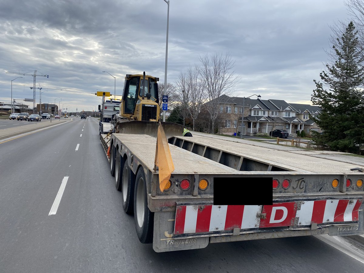 CstTaraso9345's tweet photo. Stopped this truck Bronte/Dundas. Spotted an insecure load while it was on route.  Only 2 chains total for this 7351KG Dozer. Upon inspection I found a cracked wheel on the tractors drives.  

No defects noted in pre trip inspection.

Driver and company charged.  #OOS. https://t.co/iuAA6mjp4B