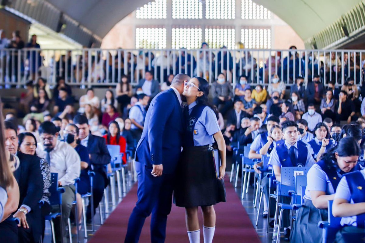 PresidenciaSV's tweet photo. El deseo de la Primera Dama Gabriela de Bukele, como una profesional de la educación, es que cada joven salvadoreño pueda desarrollar su máximo potencial para definir la personalidad que le permitirá aportar en el futuro de nuestro país. https://t.co/88zvDx3CJk