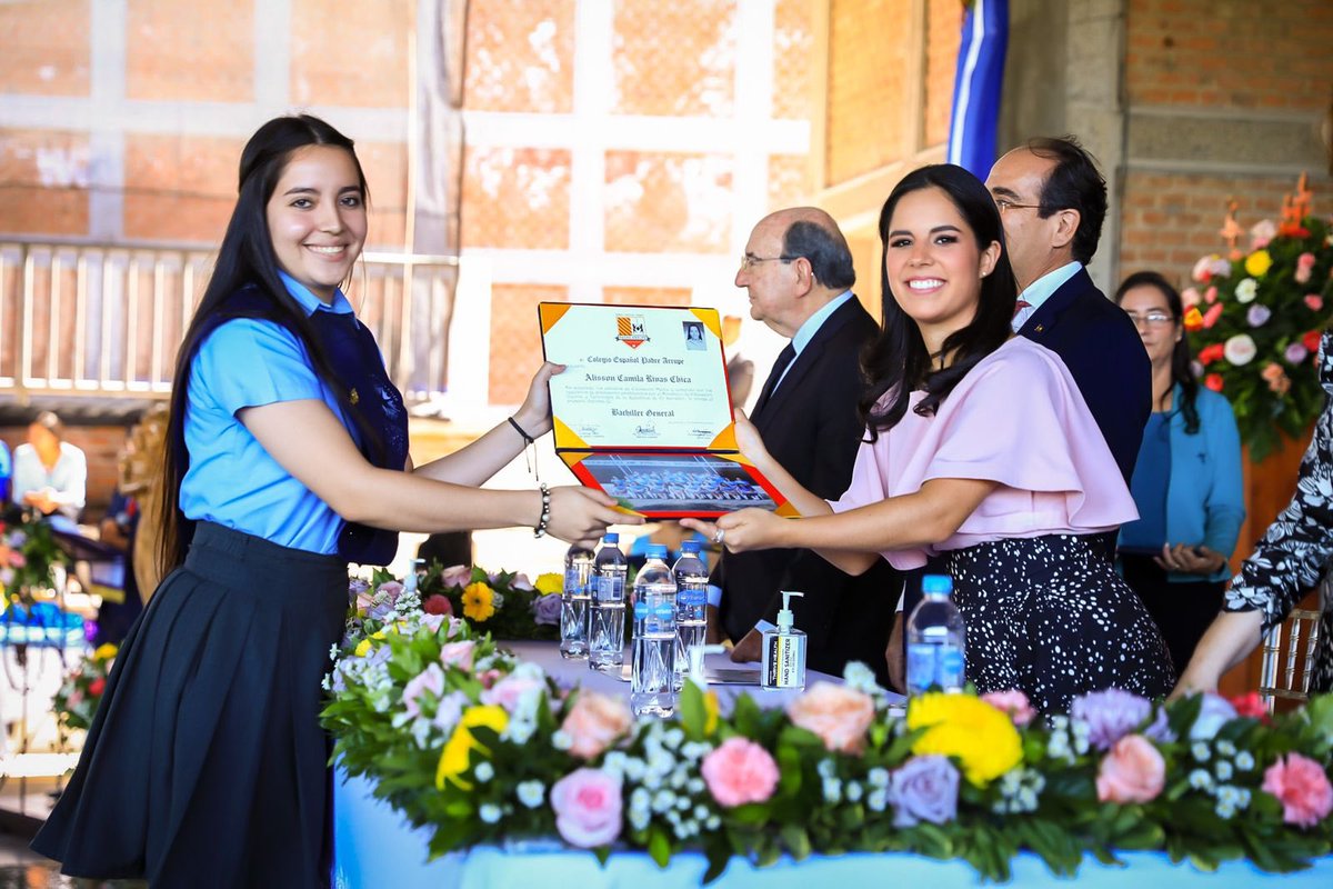 PresidenciaSV's tweet photo. El deseo de la Primera Dama Gabriela de Bukele, como una profesional de la educación, es que cada joven salvadoreño pueda desarrollar su máximo potencial para definir la personalidad que le permitirá aportar en el futuro de nuestro país. https://t.co/88zvDx3CJk