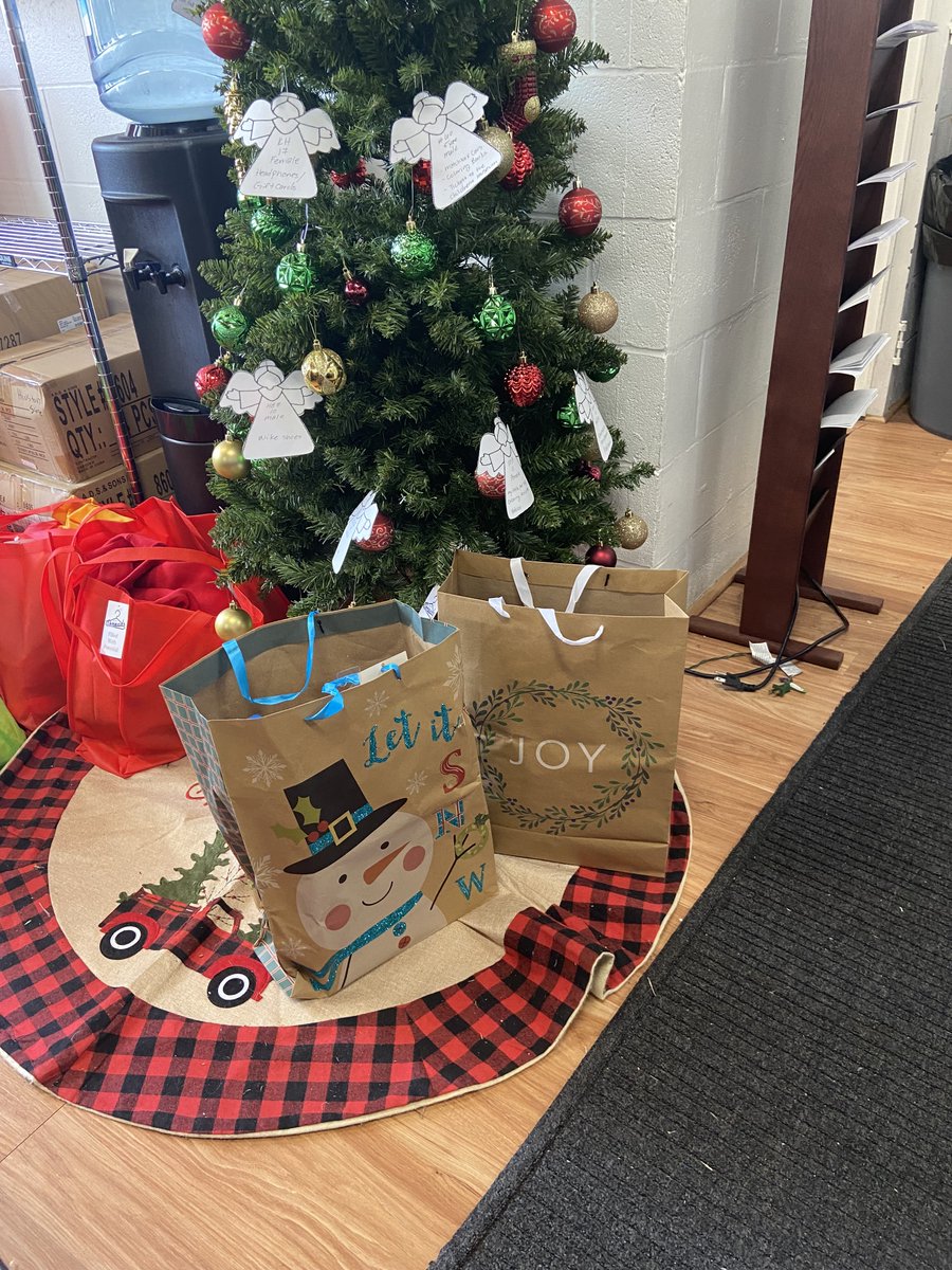 HoustonThreads's tweet photo. We are so THRILLED to see so many gifts from our Angel Tree continuously flow into our doors this holiday season! If you picked up an angel, please insure ALL gifts are brought back to us no later than Monday 12/05/22.

#local #nonprofit #houstonthreads #newthreads #Holidays https://t.co/iAuiesPFsY