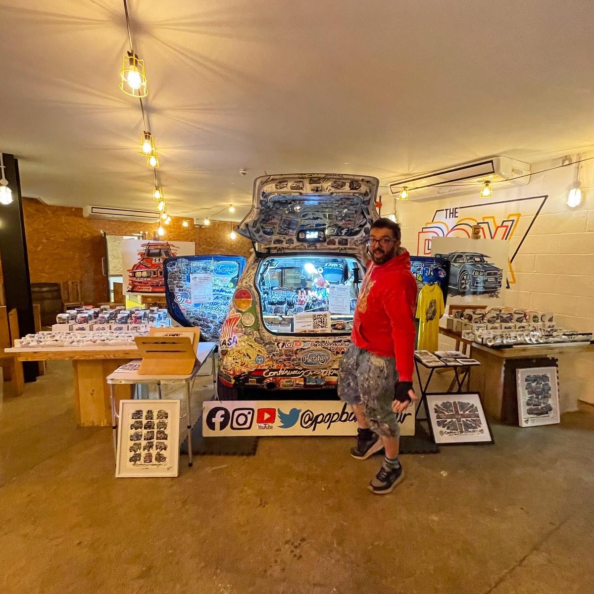 Popbangcolour's tweet photo. Good news! Tomorrow @FargoVillage ‘s Christmas market I’ll be creating #ContinuousCar drawings in @TheBoxAtFarGo 

I’ll also be joined by @drivingwithnico ‘s #FestiveMini - come say hi! 

Market opens from 11am 

#FargoVillage #ChristmasMarket https://t.co/gFytAAQaED