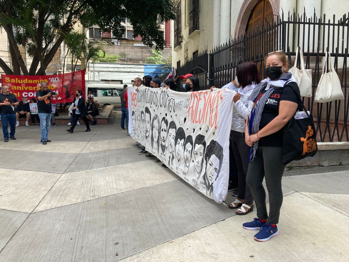 @Edgar_Chavez_H, coordinador del Proyecto sobre Desaparición Forzada en México y América de la <a href="/uamcuajimalpa/">UAM Cuajimalpa</a>, presente con <a href="/BertaOliva3/">Berta Oliva</a> en la Plaza de los Desaparecidos de Tegucigalpa, Honduras, a propósito de los 40 años de <a href="/defencofadeh/">COFADEH</a>.